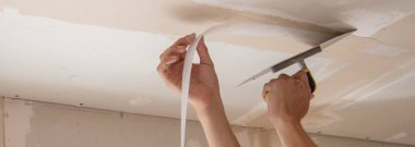 Tavan tamiri yapan bir adam. Seçici odak.