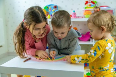 Çocuklar odada oyuncaklarla oynuyorlar. Seçici odak.