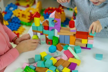 Çocuklar odada oyuncaklarla oynuyorlar. Seçici odak.