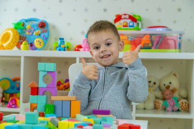 Çocuk odada oyuncaklarla oynuyor. Seçici odak.