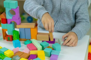 Çocuk odada oyuncaklarla oynuyor. Seçici odak.