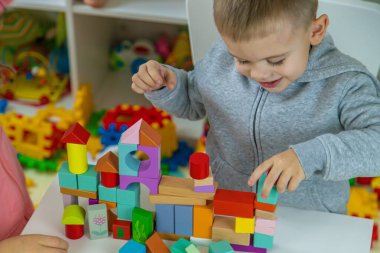 Çocuk odada oyuncaklarla oynuyor. Seçici odak.