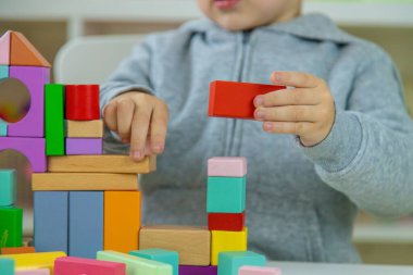 Çocuk odada oyuncaklarla oynuyor. Seçici odak.