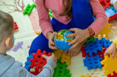 Çocuklar odada oyuncaklarla oynuyorlar. Seçici odak.