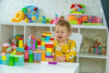 Çocuklar odada oyuncaklarla oynuyorlar. Seçici odak.