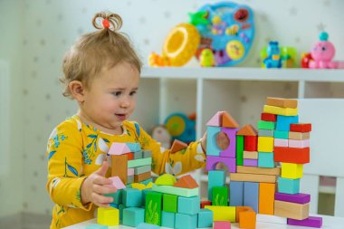 Çocuklar odada oyuncaklarla oynuyorlar. Seçici odak.