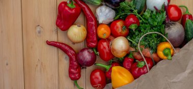 Tahta Arkaplanda Kağıt Torbada Taze Organik Sebzeler.