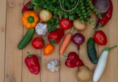 Tahta Arkaplanda Kağıt Torbada Taze Organik Sebzeler.