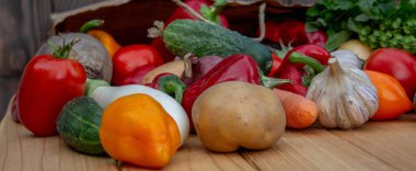 Tahta Arkaplanda Kağıt Torbada Taze Organik Sebzeler.