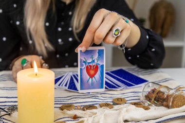 Bir falcı tarot kartlarıyla okur. Seçici odaklanma. Kadın.