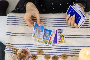 Bir falcı tarot kartlarıyla okur. Seçici odaklanma. Kadın.