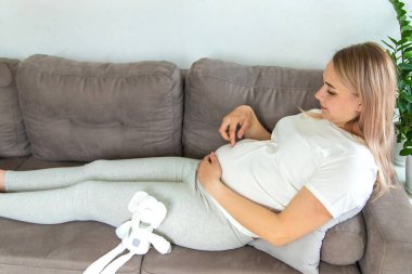 Hamile kadın karnına sarılıyor. Seçici odaklanma. Şirin..