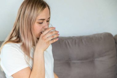 Hamile bir kadın su içer. Seçici odaklanma. Şirin..