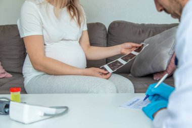 Doktor randevusundaki hamile kadın. Seçici odaklanma. ilaç.