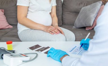 Doktor randevusundaki hamile kadın. Seçici odaklanma. ilaç.