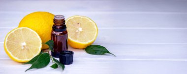 Kavanozda limon yağı, taze limon. Seçici odak