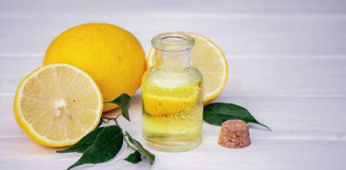 Kavanozda limon yağı, taze limon. Seçici odak