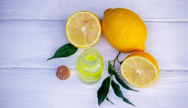 Kavanozda limon yağı, taze limon. Seçici odak