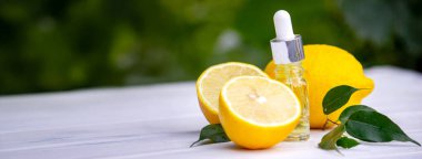 Kavanozda limon yağı, taze limon. Seçici odak