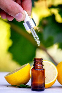 Kavanozda limon yağı, taze limon. Seçici odak