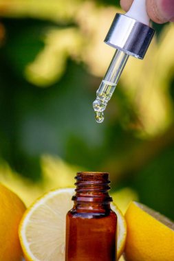 Kavanozda limon yağı, taze limon. Seçici odak