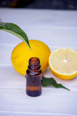 Kavanozda limon yağı, taze limon. Seçici odak