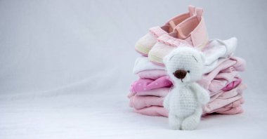 Çocuk eşyaları. Çocuk giyimi konsepti. Seçici odak