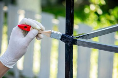 Bahçedeki fırçayla metali boyamaya yakın.