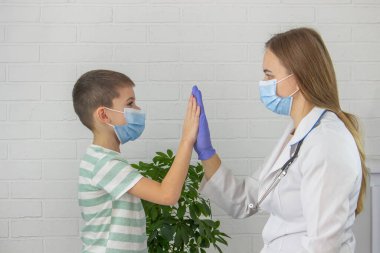 Klinikte kadın doktor tarafından tedavi edilen çocuk. Çocuk doktorunun ataması, sağlık konsepti.