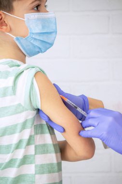 Doktor bir çocuğa aşı yapıyor, bir çocuğa. Çocuk doktorunun ataması, sağlık konsepti.