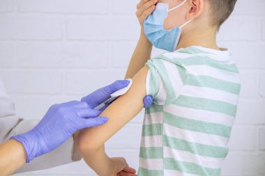 Doktor bir çocuğa aşı yapıyor, bir çocuğa. Çocuk doktorunun ataması, sağlık konsepti.