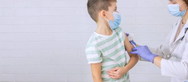 Doktor bir çocuğa aşı yapıyor, bir çocuğa. Çocuk doktorunun ataması, sağlık konsepti.