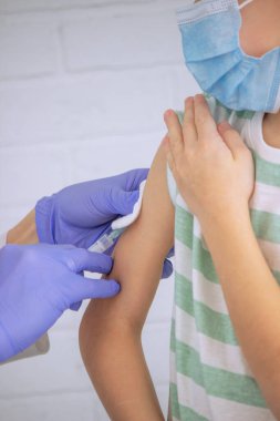 Doktor bir çocuğa aşı yapıyor, bir çocuğa. Çocuk doktorunun ataması, sağlık konsepti.