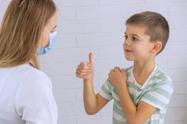 Doktor randevusundaki çocuk ateşini ölçüyor. Çocuk doktorunun ataması, sağlık konsepti.
