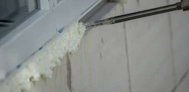 Pencere Kurulumu için Genişletici Köpük Uygulanıyor.