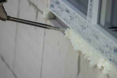 Pencere Kurulumu için Genişletici Köpük Uygulanıyor.