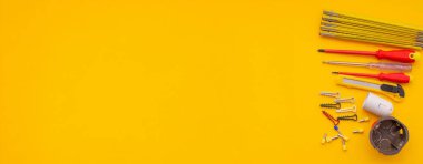 Sarı Arkaplanda Elektriksel Araçlar ve Ekipmanlar.