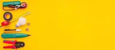 Sarı Arkaplanda Elektriksel Araçlar ve Ekipmanlar.