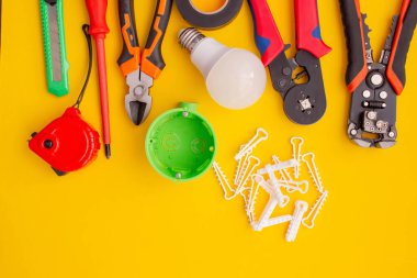 Sarı Arkaplanda Elektriksel Araçlar ve Ekipmanlar.