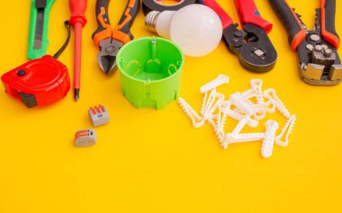 Sarı Arkaplanda Elektriksel Araçlar ve Ekipmanlar.