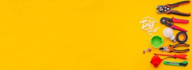 Sarı Arkaplanda Elektriksel Araçlar ve Ekipmanlar.