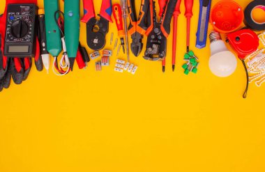 Sarı Arkaplanda Elektriksel Araçlar ve Ekipmanlar.