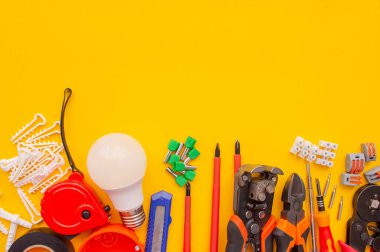 Sarı Arkaplanda Elektriksel Araçlar ve Ekipmanlar.