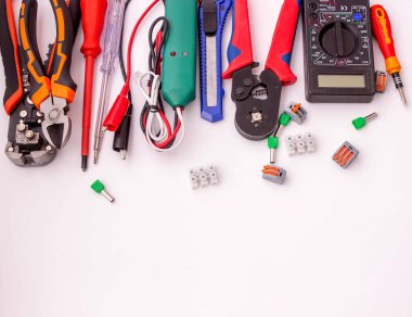 Beyaz Arkaplanda Elektriksel Araçlar ve Bileşenler.