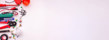 Beyaz Arkaplanda Elektriksel Araçlar ve Bileşenler.