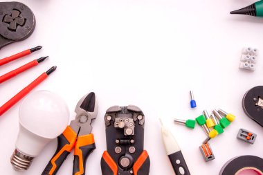 Beyaz Arkaplanda Elektriksel Araçlar ve Bileşenler.