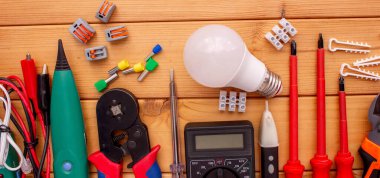 Tahta Arkaplanda Elektriksel Araçlar ve Bileşenler.