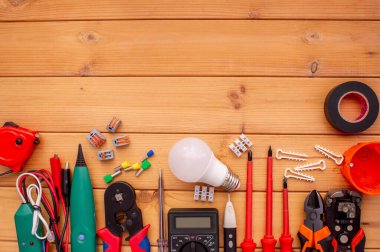 Tahta Arkaplanda Elektriksel Araçlar ve Bileşenler.