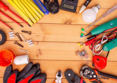 Tahta Arkaplanda Elektriksel Araçlar ve Bileşenler.