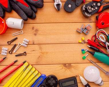 Tahta Arkaplanda Elektriksel Araçlar ve Bileşenler.